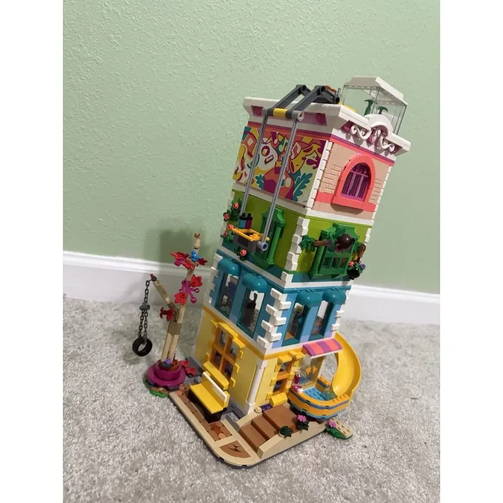 LEGO FRIENDS: Heartlake City Community Center (41748)
